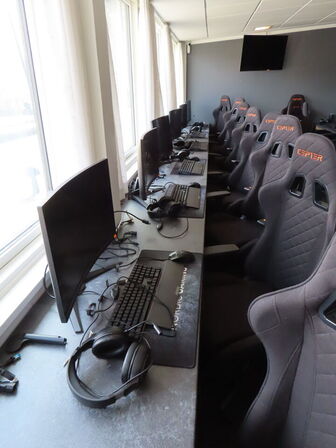 Langt bord, (4 stk. bordplader) - KAN FØRST AFHENTES FRA KL. 13:00 og til 15:00