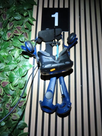 VR sæt, 43"  monitor, VR Headset, HTC VIVE PRO EYE HMD, 2 stk. HTC Controller