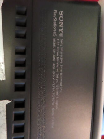 SONY PLAYSTATION 5, model CFI-2016 med en controlere