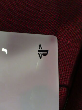 SONY PLAYSTATION 5, model CFI-2016 med en controlere