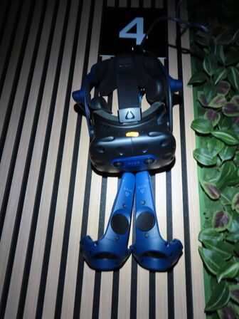 VR sæt, 43"  monitor, VR Headset, HTC VIVE PRO EYE HMD, 2 stk. HTC Controller