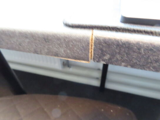 Langt bord, (4 stk. bordplader) - KAN FØRST AFHENTES FRA KL. 13:00 og til 15:00