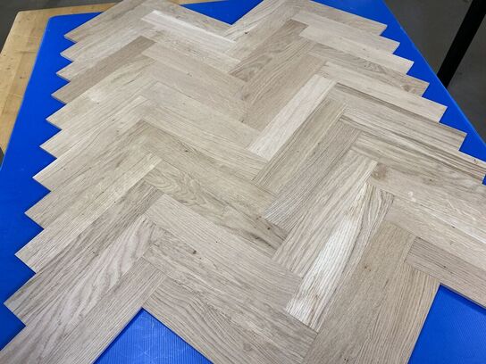 ”1 palle med151,20 m2 massivt sildebens / enkeltstavs parket af ubehandlet egetræ  (se beskrivelse)