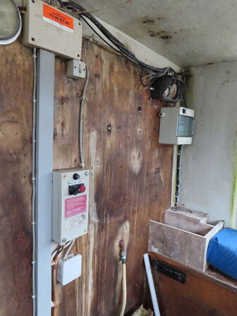 31 fod spejlgattet Dueholm m. frembygget styrehus, glasfiber, argang 1982