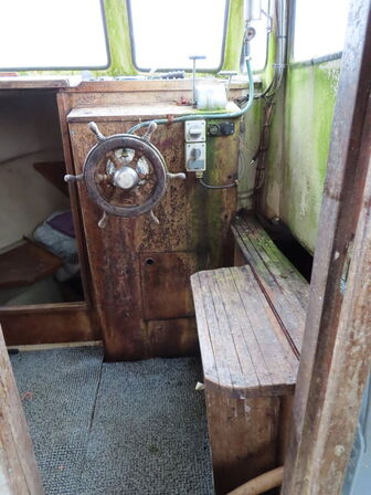 31 fod spejlgattet Dueholm m. frembygget styrehus, glasfiber, argang 1982