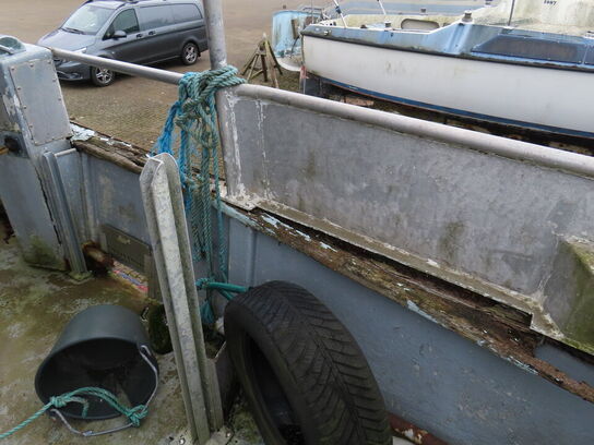 31 fod spejlgattet Dueholm m. frembygget styrehus, glasfiber, argang 1982