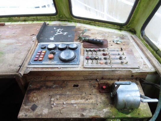 31 fod spejlgattet Dueholm m. frembygget styrehus, glasfiber, argang 1982