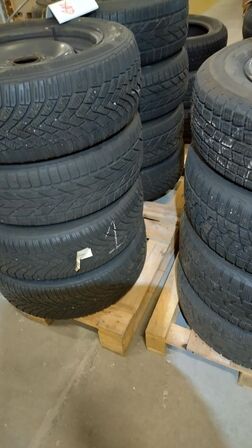 Ca. 20 stk. blandede dæk og fælge