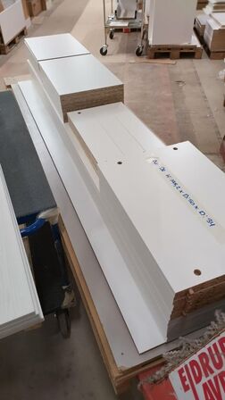 4 stk. usamlet højskabe H: 195,2 x B: 50 x D: 34,0 med låge og 16 hylder