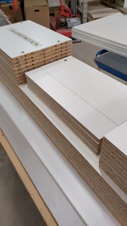 4 stk. usamlet højskabe H: 195,2 x B: 50 x D: 34,0 med låge og 16 hylder