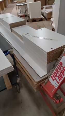 4 stk. usamlet højskabe H: 195,2 x B: 50 x D: 34,0 med låge og 16 hylder