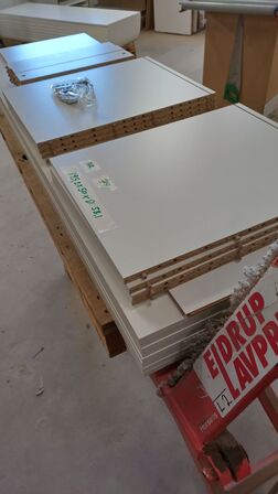 4 stk. usamlet højskabe H: 195,2 x B: 50 x D: 58,1 cm uden låger.