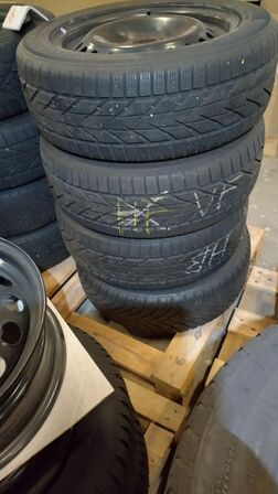 Ca. 20 stk. blandede dæk og fælge