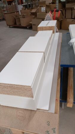 4 stk. usamlet højskabe H: 195,2 x B: 50 x D: 34,0 med låge og 16 hylder