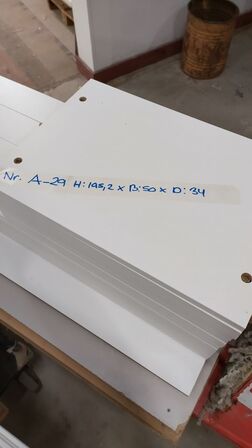 4 stk. usamlet højskabe H: 195,2 x B: 50 x D: 34,0 med låge og 16 hylder