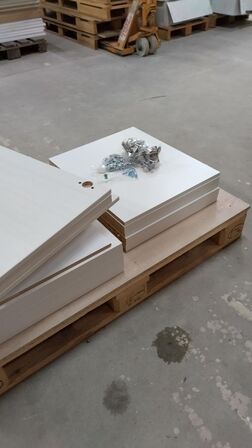 4 stk. usamlet underskabe H: 70,4 x B: 50 x D: 60,0 med låge og  4 hylder