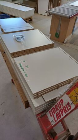 4 stk. usamlet højskabe H: 195,2 x B: 50 x D: 58,1 cm uden låger.