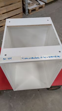 4 stk. usamlet underskabe H: 70,4 x B: 50 x D: 58,1 med 4 hylder