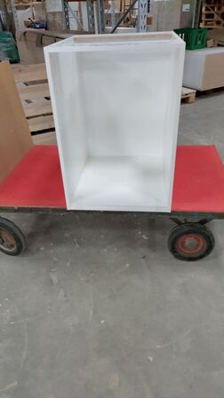 4 stk. usamlet underskabe H: 70,4 x B: 50 x D: 58,1 med 4 hylder