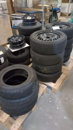 Ca. 20 stk. blandede dæk og fælge