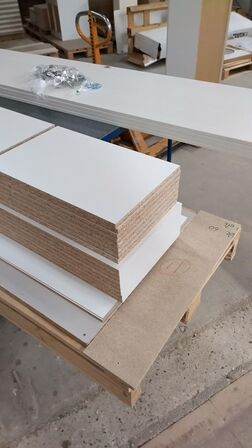 4 stk. usamlet højskabe H: 195,2 x B: 50 x D: 34,0 med låge og 16 hylder