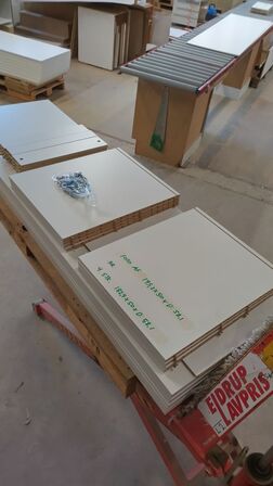 4 stk. usamlet højskabe H: 182,4 x B: 50 x D: 58,1 cm uden låger.