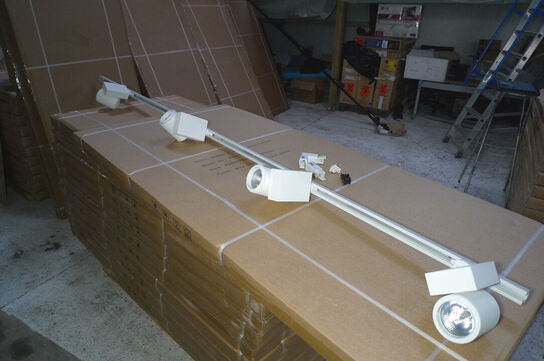 230V lysskinne 300cm hvid m/4 stk. lamper + monteringstilbehør