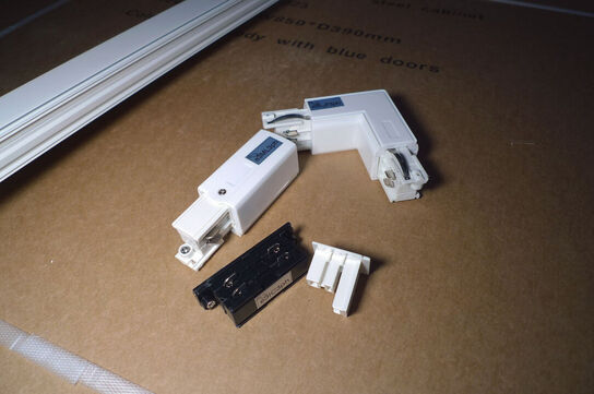 230V lysskinne 300cm hvid m/4 stk. lamper + monteringstilbehør