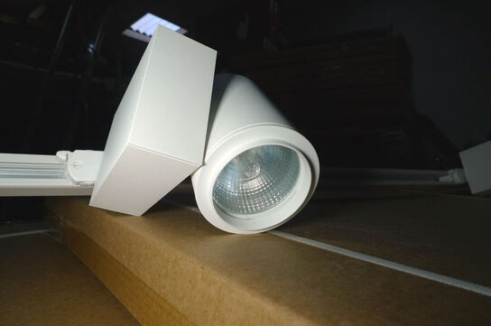 230V lysskinne 200cm hvid m/3 stk. lamper + monteringstilbehør