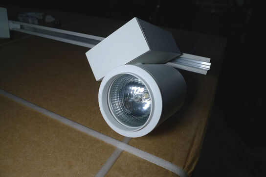 230V lysskinne 300cm hvid m/4 stk. lamper + monteringstilbehør