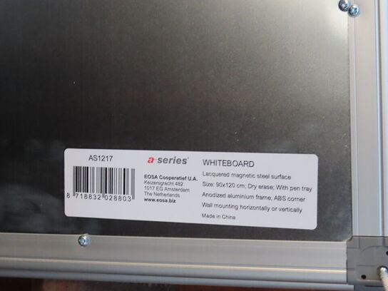 4 stk afskærmingner og 2 whiteboard