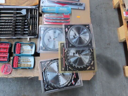 Palle med diverse bor, bits mv.