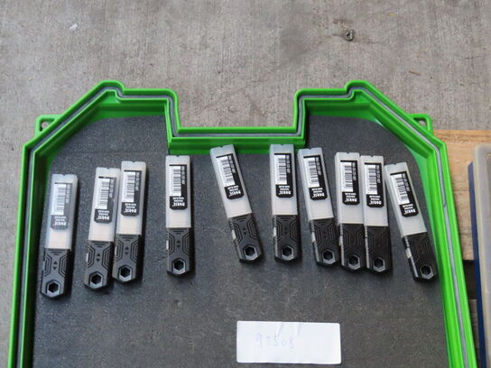 Palle med diverse skruer, bor mv.