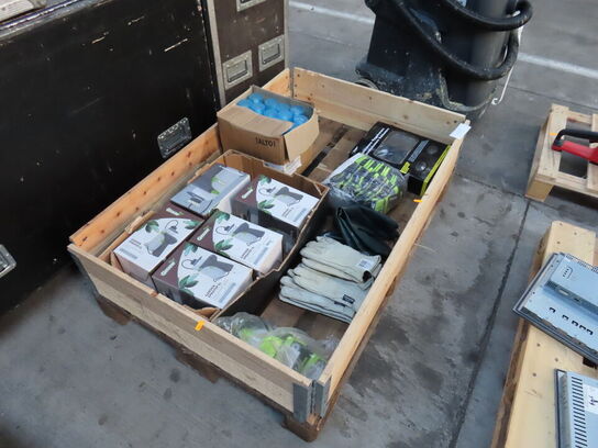 Palle med indhold af diverse handsker mv.