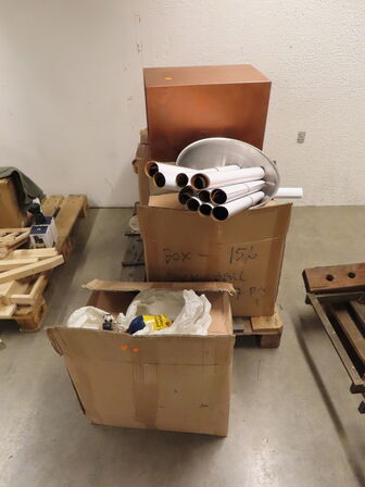 2 paller med diverse julepynt, reoler mv.