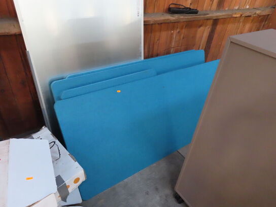 4 stk afskærmingner og 2 whiteboard