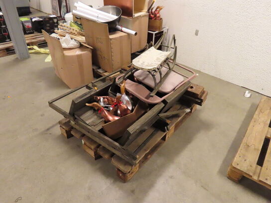 2 paller med diverse julepynt, reoler mv.