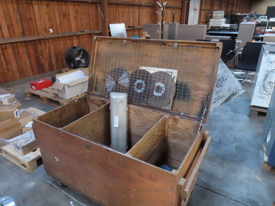 Kasse med indhold af diverse elværktøj mv.