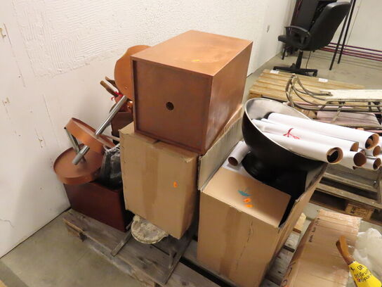 2 paller med diverse julepynt, reoler mv.