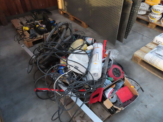 Palle med indhold af diverse søm, ledninger mv.