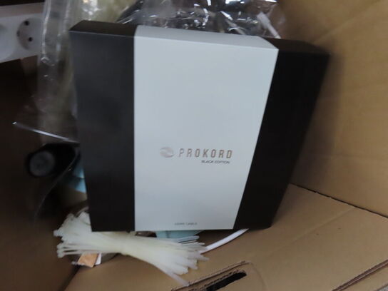 3 kasser med diverse kontorartikler