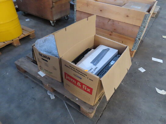 2 kasser med indhold af diverse overvågningskamera mv.