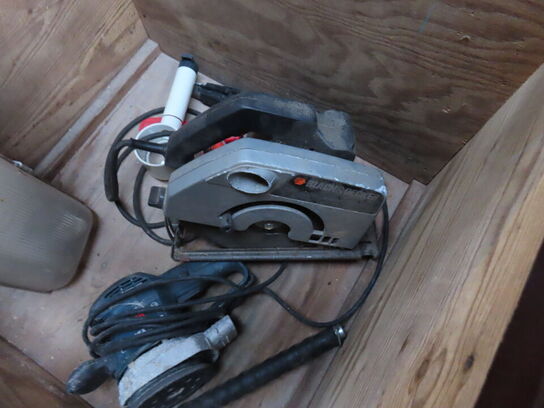 Kasse med indhold af diverse elværktøj mv.