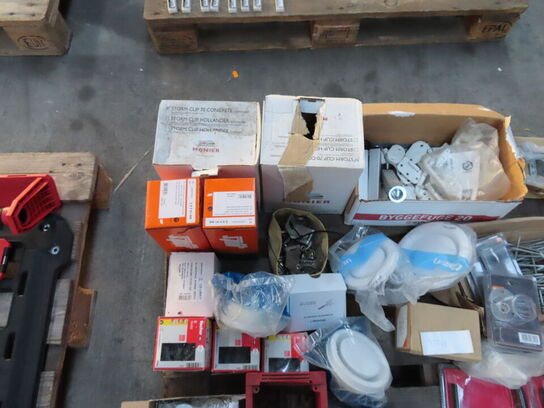 Palle med diverse håndtag, skruer mv.