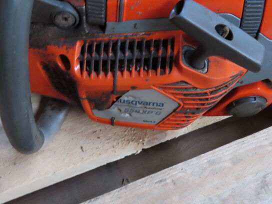 Palle med diverse lamper, kædesav mv.