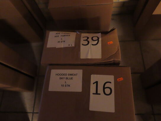 2 kasser t-shirts og hoodies str: L