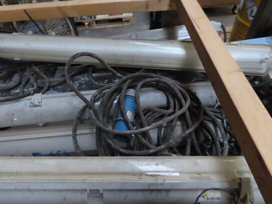 Palle med lysarmaturer med ledning og stik