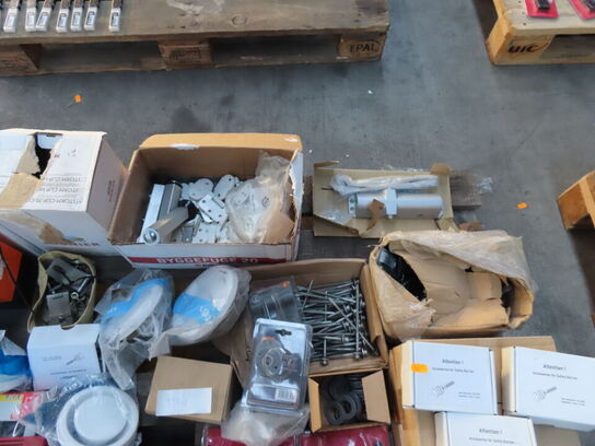 Palle med diverse håndtag, skruer mv.