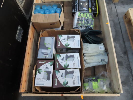 Palle med indhold af diverse handsker mv.