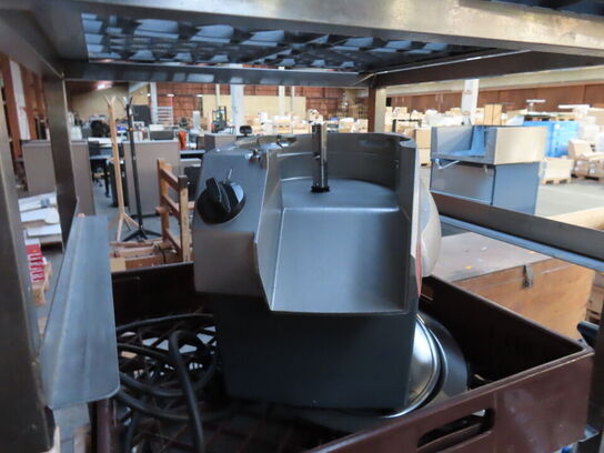 Stikvogn med indhold af diverse glas, pander mv.